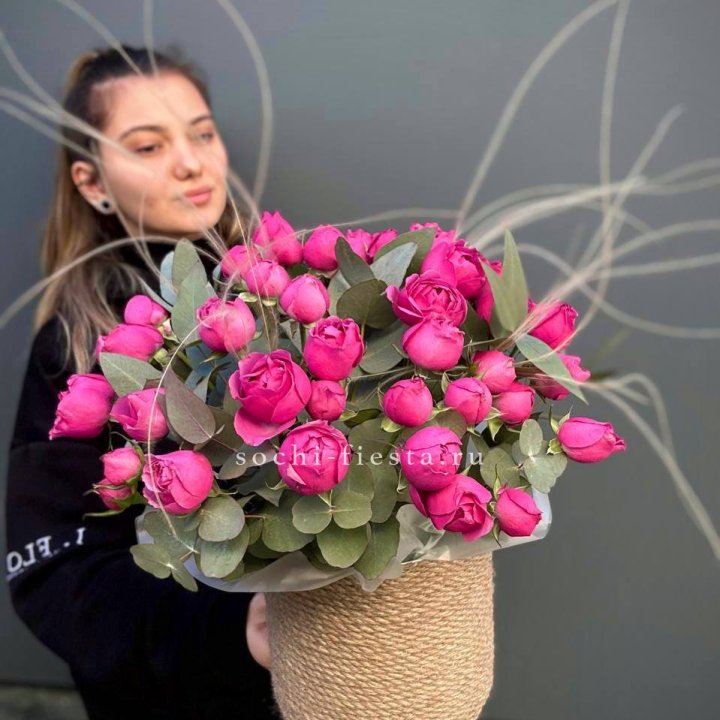 Пионовидные розы Мисти Бабблс в джутовом кашпо в Пскове