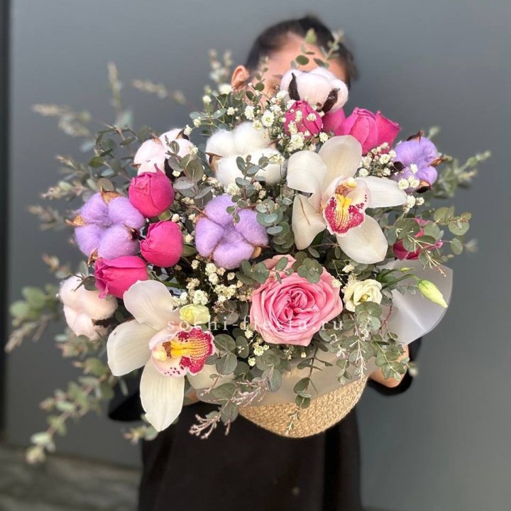 Орхидея и розы в джутовом кашпо в Пскове