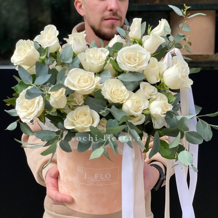 41 белая роз в бархатном боксе в Пскове