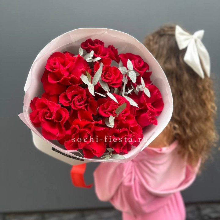 11 Красных французских роз в Пскове