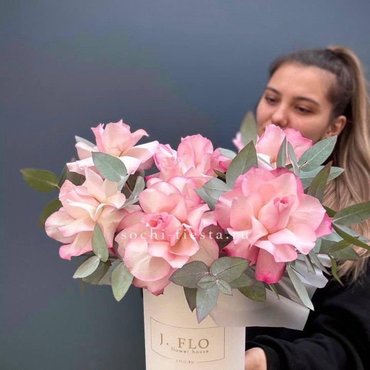 7 Французских роз в боксе в Пскове