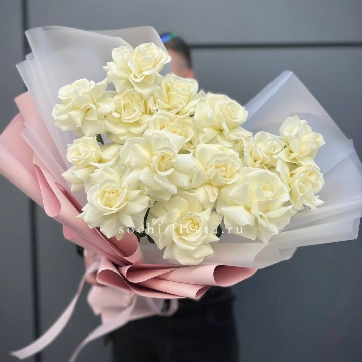 Букет из 15 французских роз Вайт дрим в Пскове