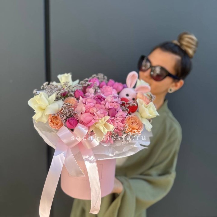 Дизайнерский цилиндр с игрушкой "Лола" в Пскове