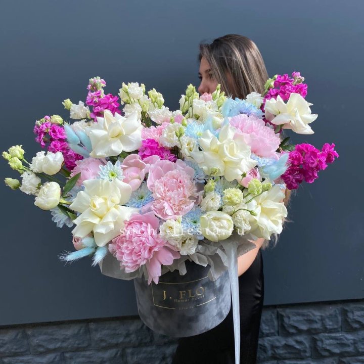 Дизайнерский цилиндр "Пионы гарден" в Пскове