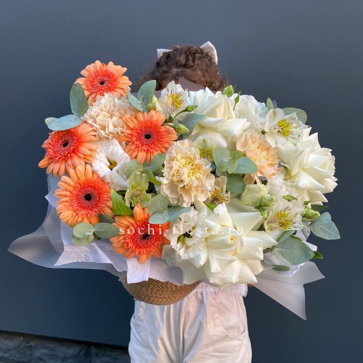 Розы и герберы в джутовом кашпо "Георгино" в Пскове