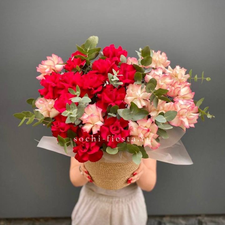 25 Французских роз в джутовом кашпо  в Пскове