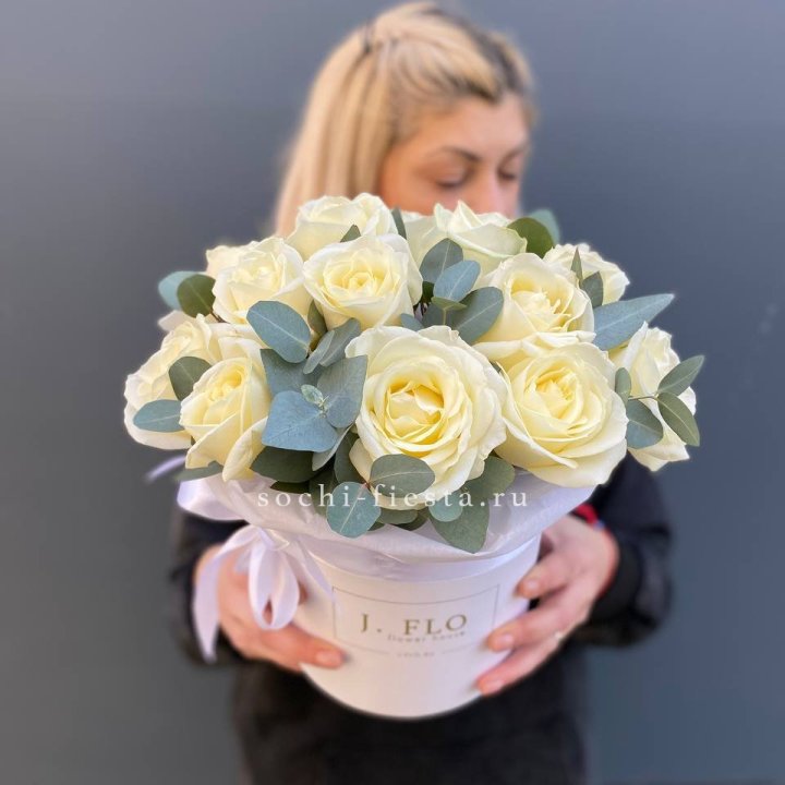 15 белых роз в боксе в Пскове