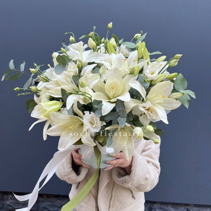 Бокс лилий и эустомы в Пскове