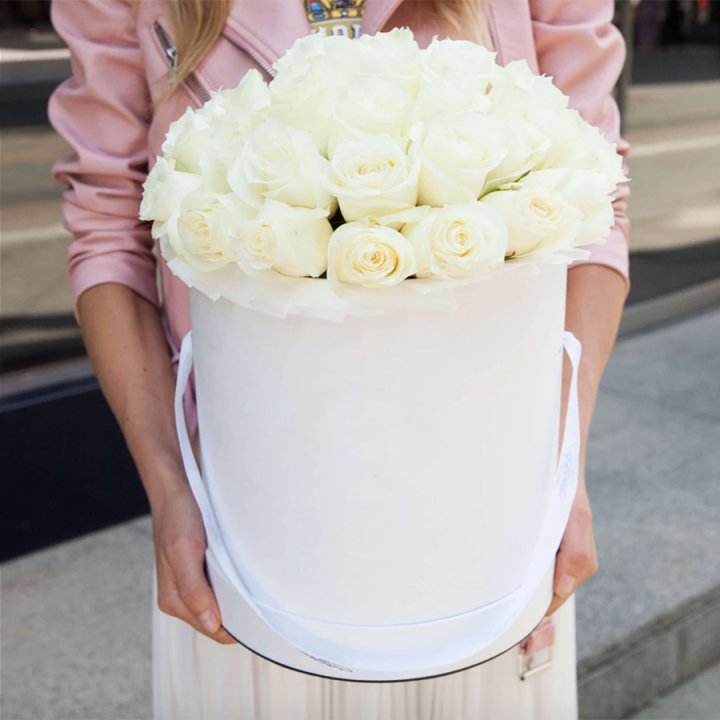 35 белых роз в цилиндре в Пскове