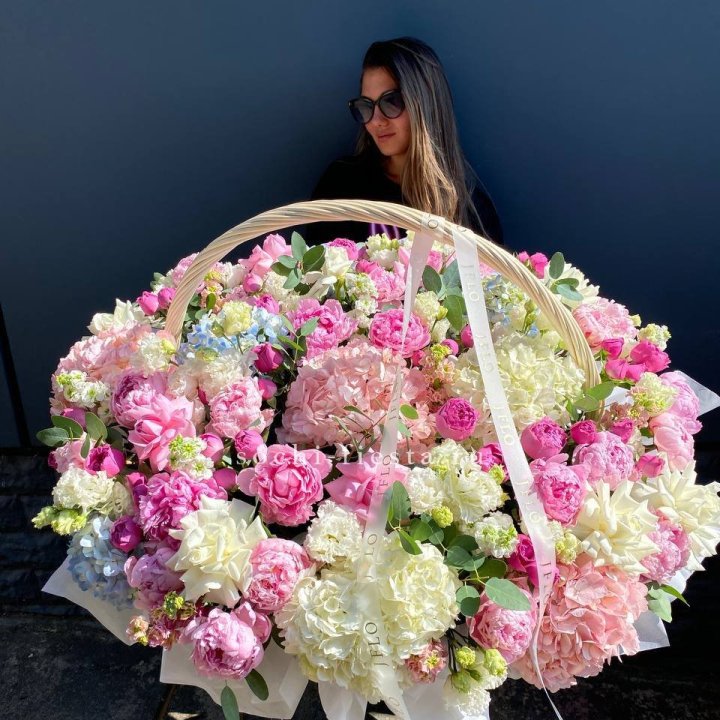 Цветочная корзина из пионов и пионовидных роз "Перфекте" в Пскове