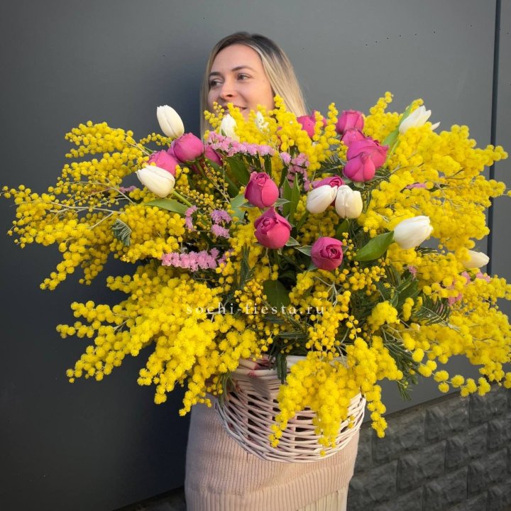 Цветочная корзина с мимозой "Спринг" в Пскове