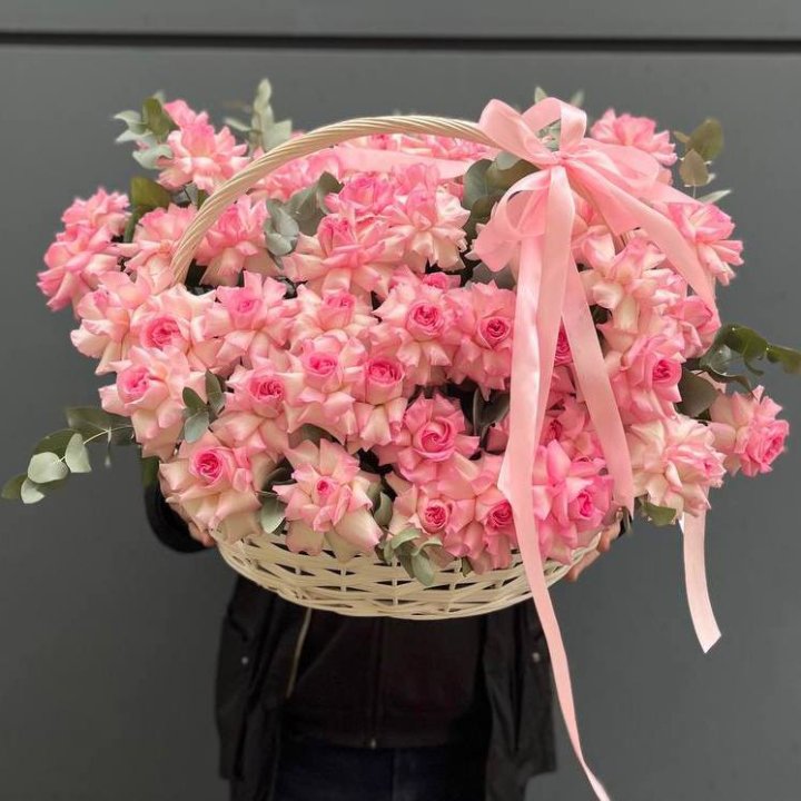51 розовая роза в корзине в Пскове