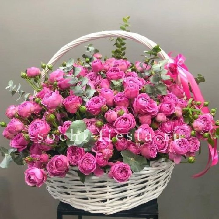 65 пионовидных кустовых роз в корзине в Пскове