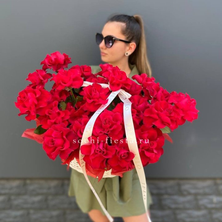 Красные французские розы в корзине в Пскове