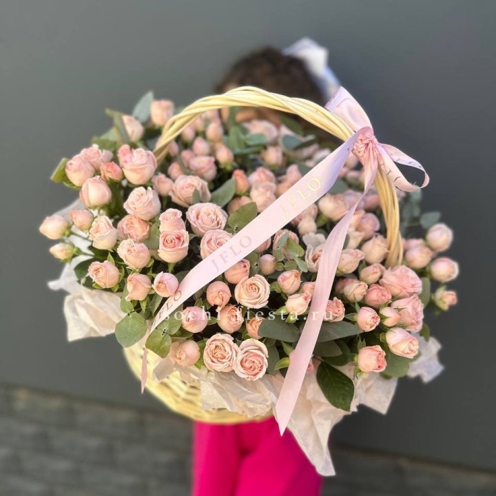 Корзина кустовых пионовидных роз в Пскове