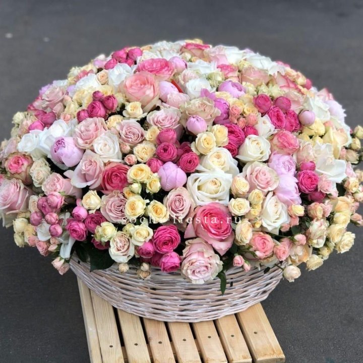 Цветочная корзина из пионов и пионовидных роз "Юниверсити" в Пскове