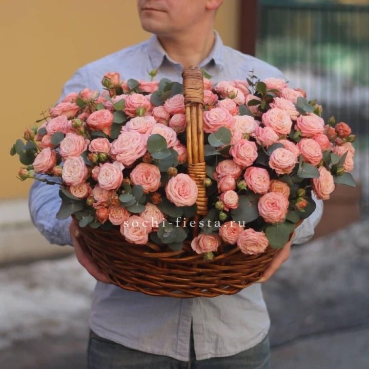 Корзина из 101 пионовидной розы в Пскове