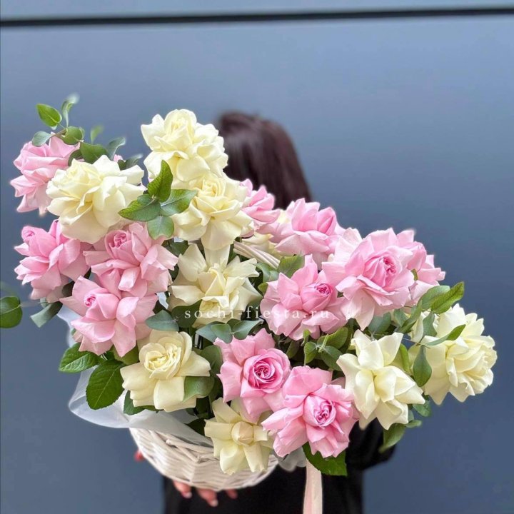 25 Французских роз в корзине в Пскове