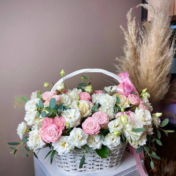 Цветочная корзина "Пинки вайт" в Пскове
