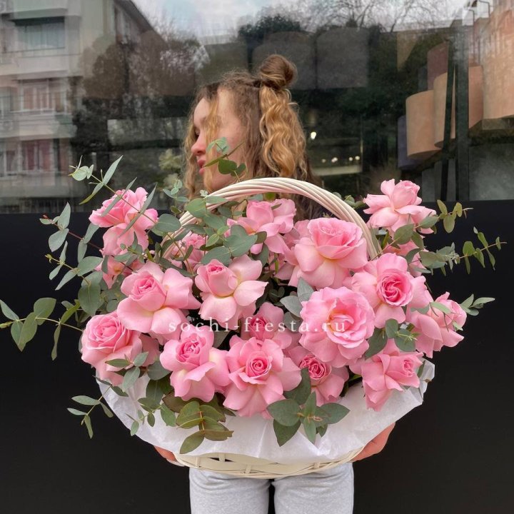 25 роз в цветочной корзине  в Пскове
