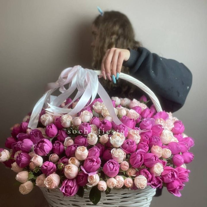 Премиум корзина пионовидных кустовых роз в Пскове