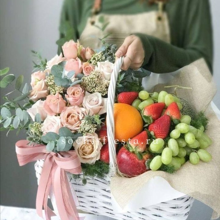 Фруктовая корзина c цветами в Пскове