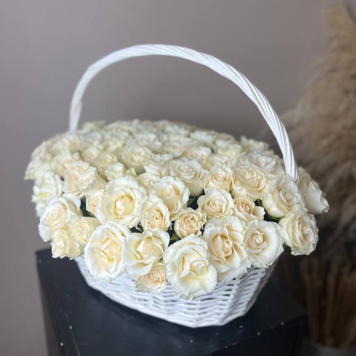 101 белая роза в корзине в Пскове