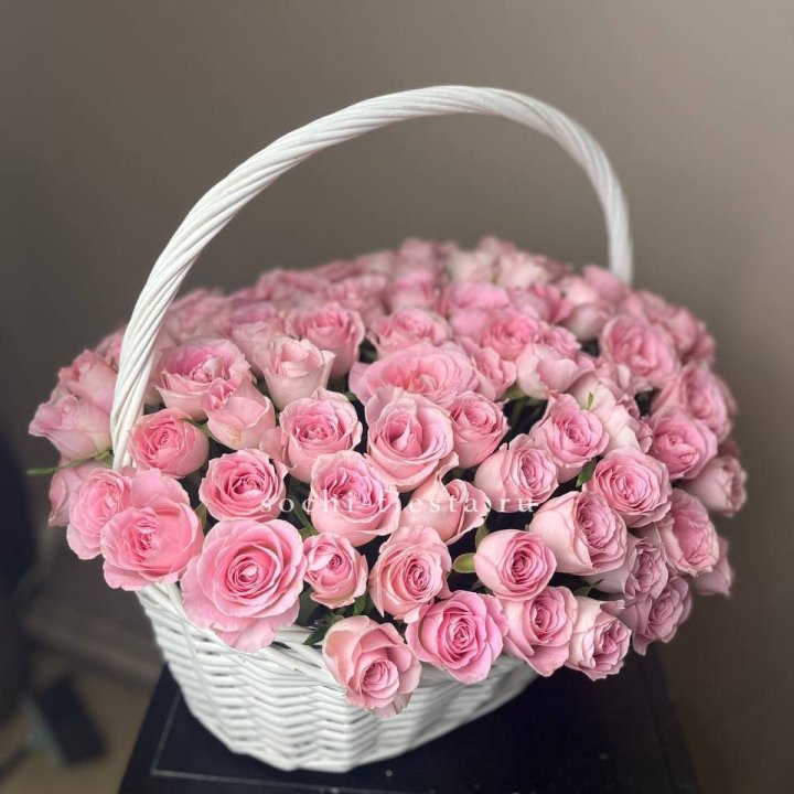 101 розовая роза в корзине в Пскове