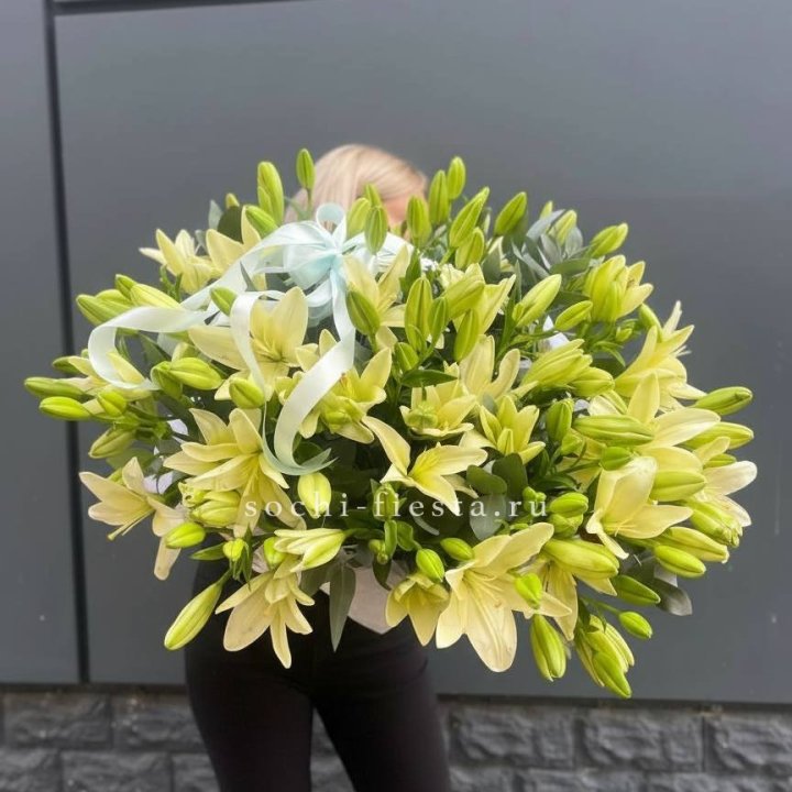 Лилии в корзине в Пскове