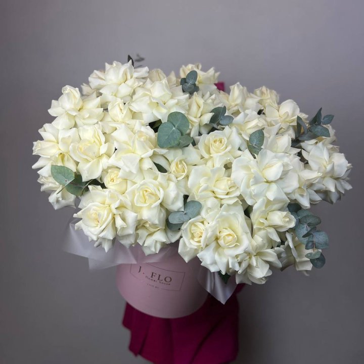 37 белых роз в боксе в Пскове