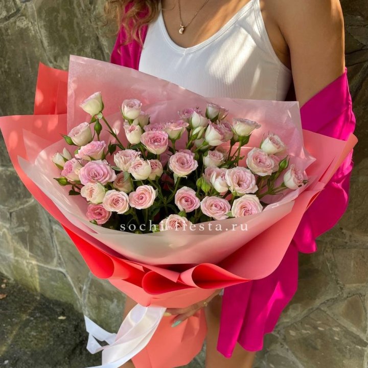 Розовые кустовые розы в Пскове