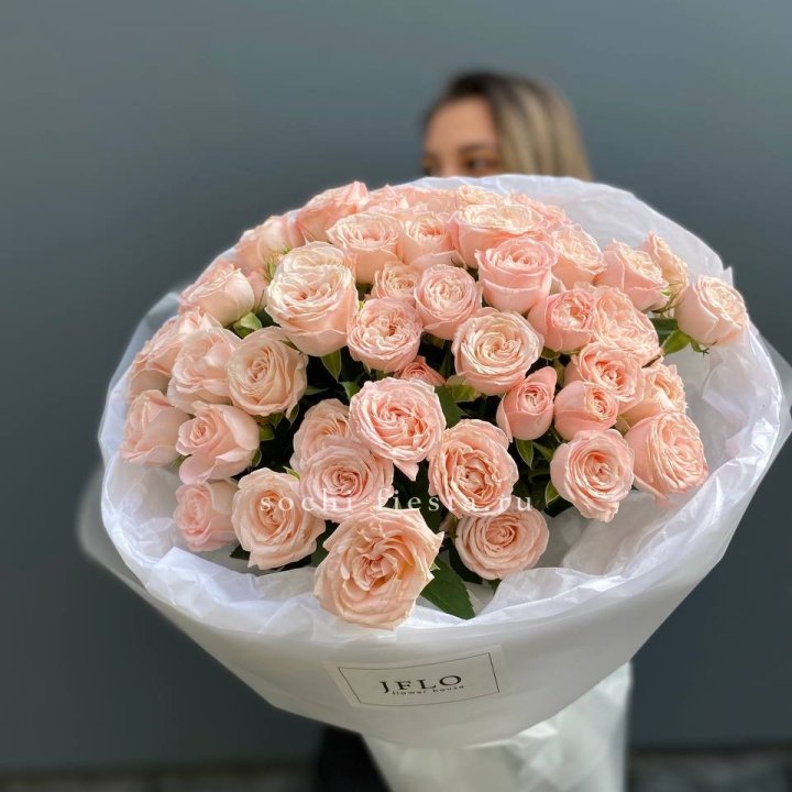 Букет кустовых роз Бомбастик в Пскове