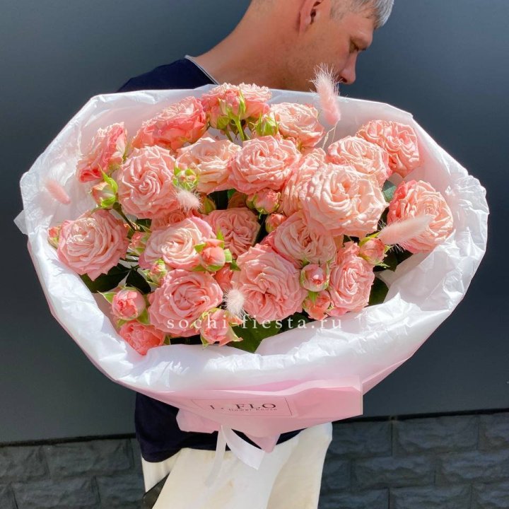 Пионовидные розы Мадам Бомбастик в Пскове