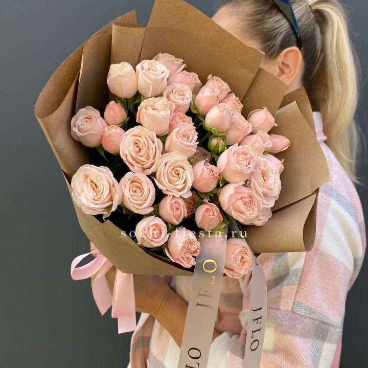 Кустовые розы Бомбастик в крафте в Пскове