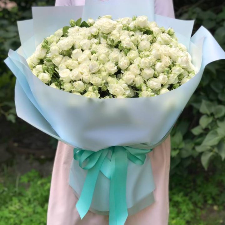 51 белая кустовая роза в Пскове