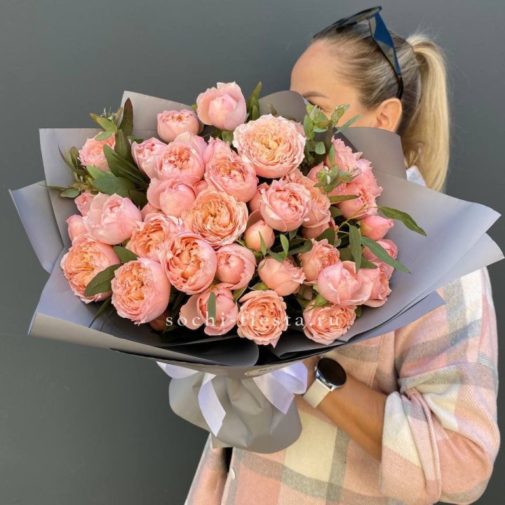 Букет с пионовидными розами "Пивайн" в Пскове