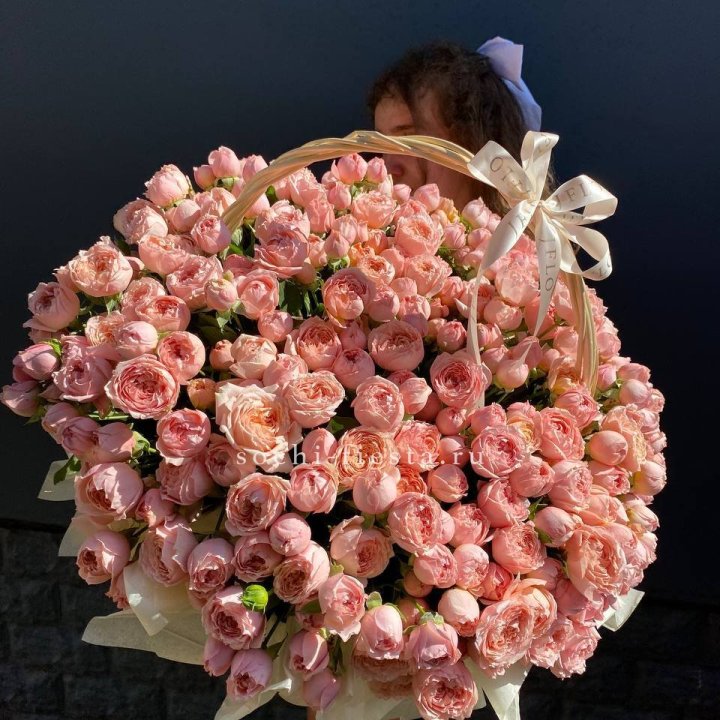 Корзина из пионовидных роз в Пскове