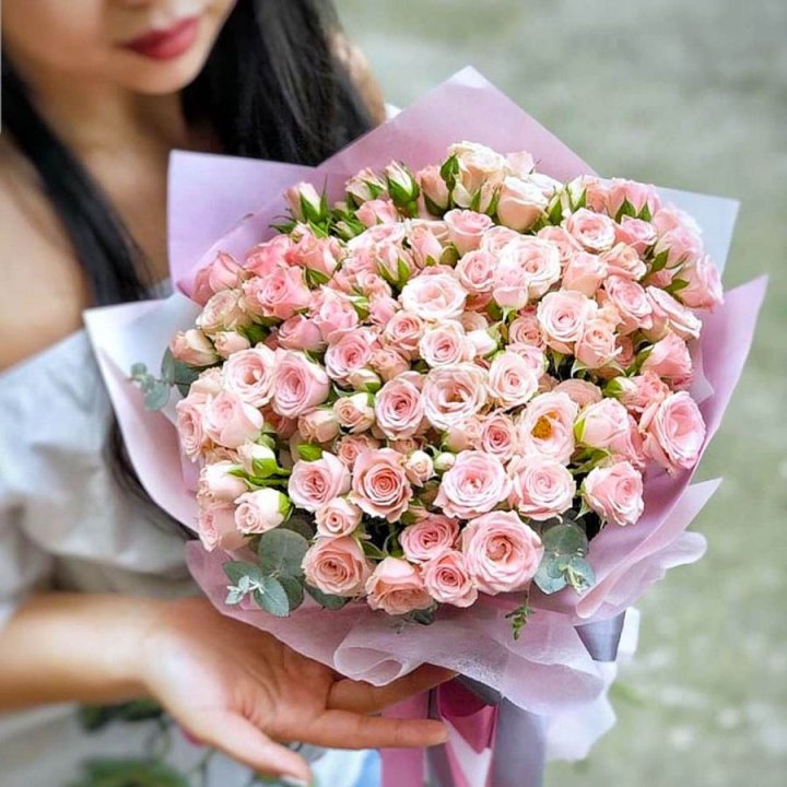 Кустовые розы с эвкалиптом в Пскове