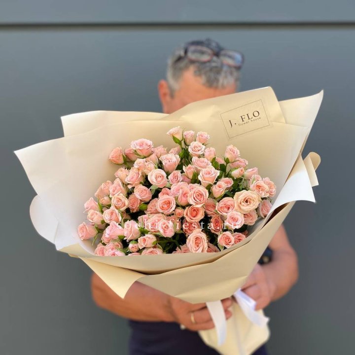 Кустовые розы леди в Пскове