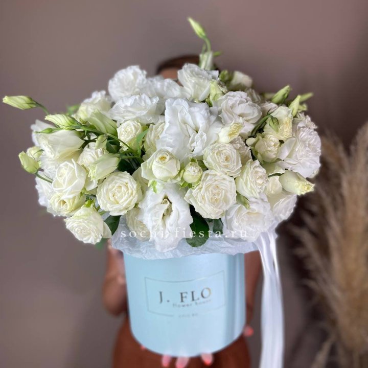 Бокс кустовых роз и эустомы  в Пскове