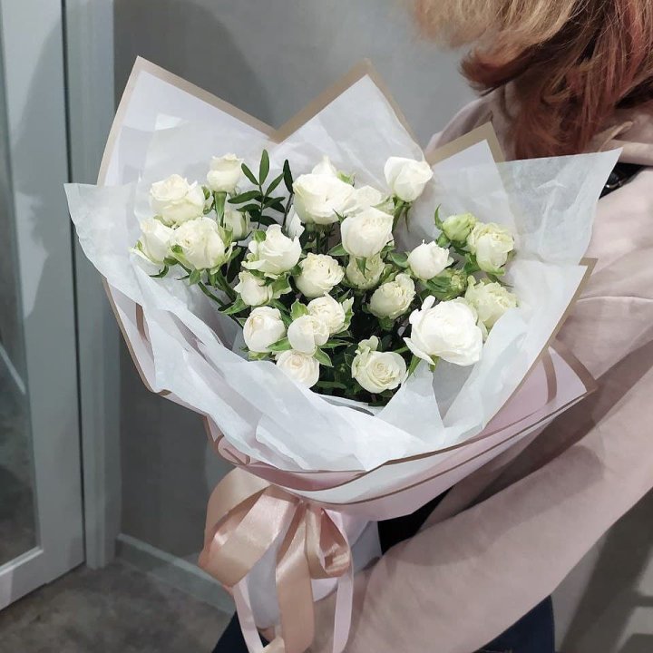 Белоснежные кустовые розы в Пскове