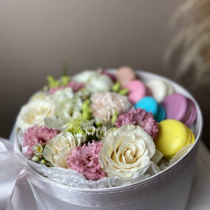 Цветы в цилиндре с макаронс "Прованс" в Пскове