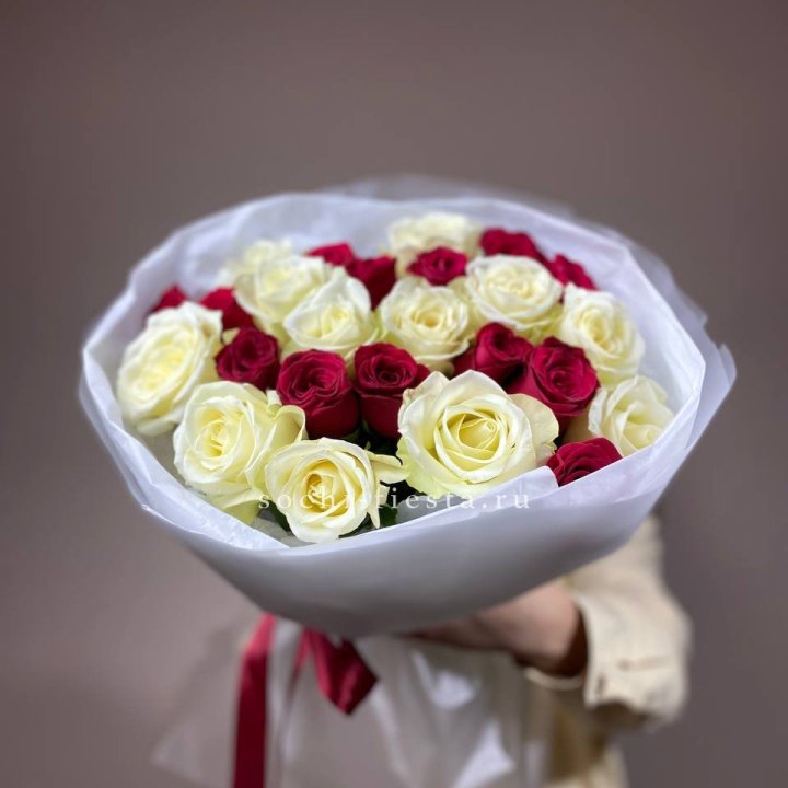 Букет их красных и белых 25 роз в Пскове