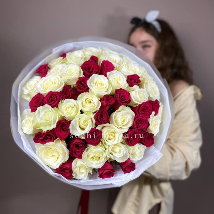 Микс из 55 роз в Пскове