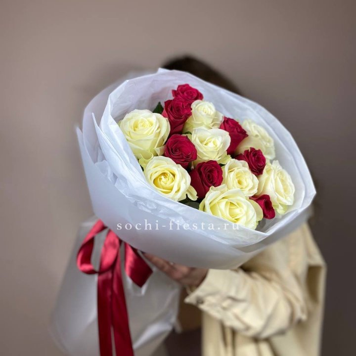 Букет из красных белых 15 роз в Пскове