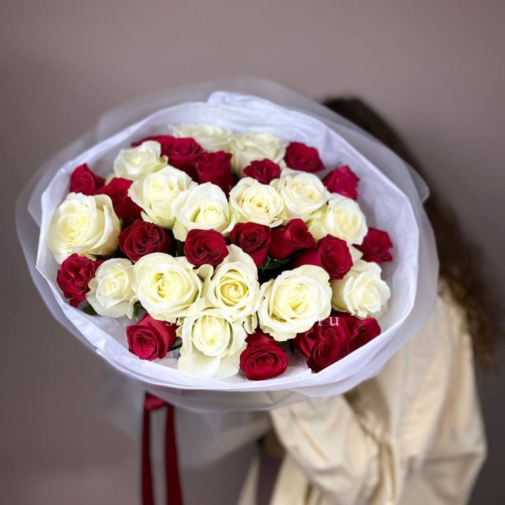 Букет из красных белых 35 роз в Пскове