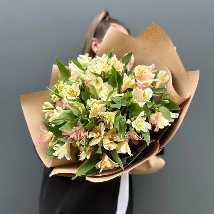 Букет альстромерий в крафте в Пскове