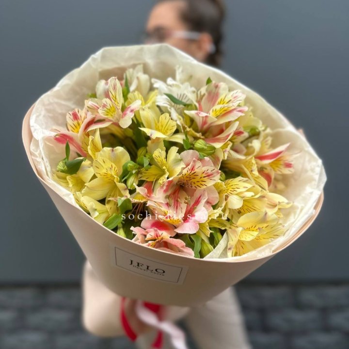 Альстромерии в нежном оформлении в Пскове