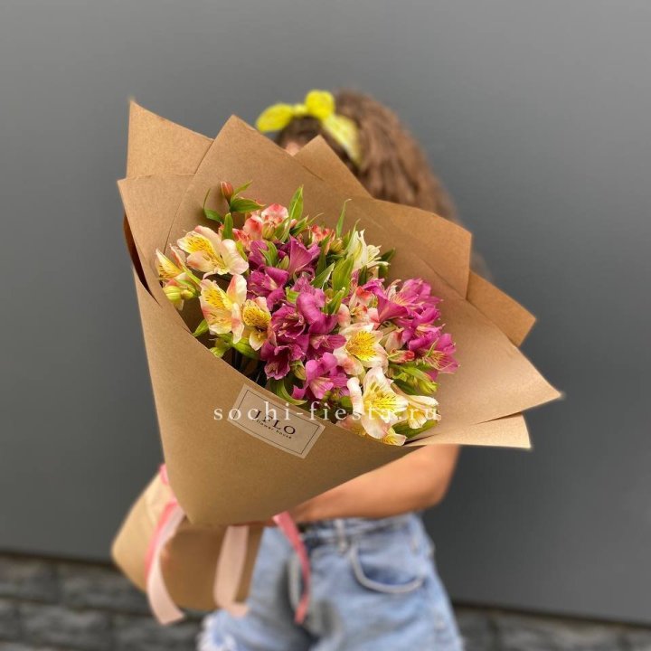 Альстромерии в крафте в Пскове