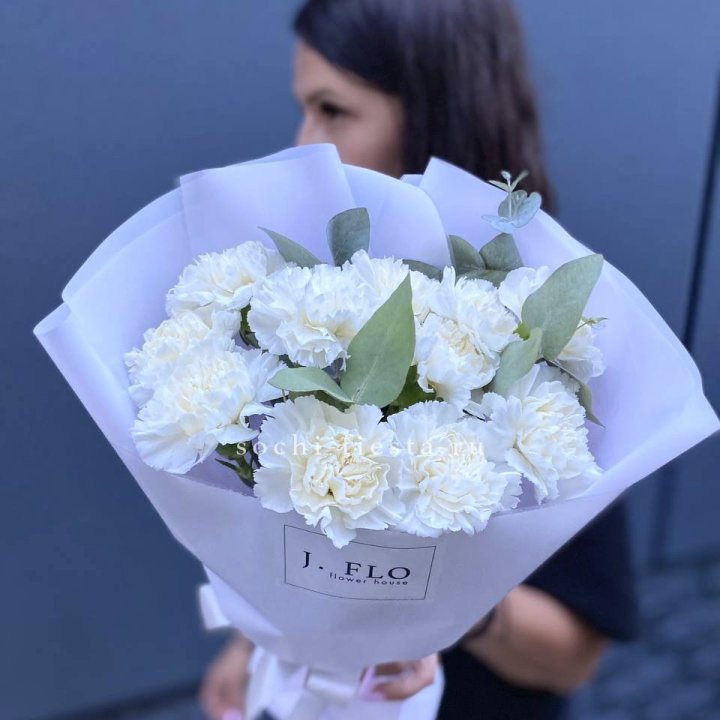 Букет белых диантусов с эвкалиптом в Пскове